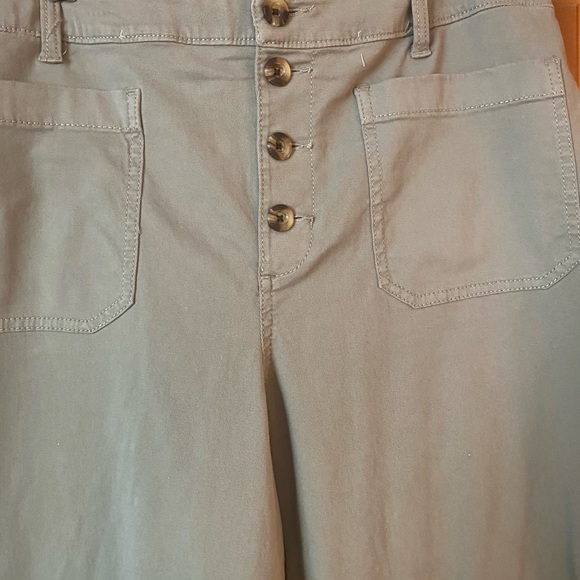 Women’s Wide Leg, Cropped Green Pants. Size 18 - Picture 2 of 4